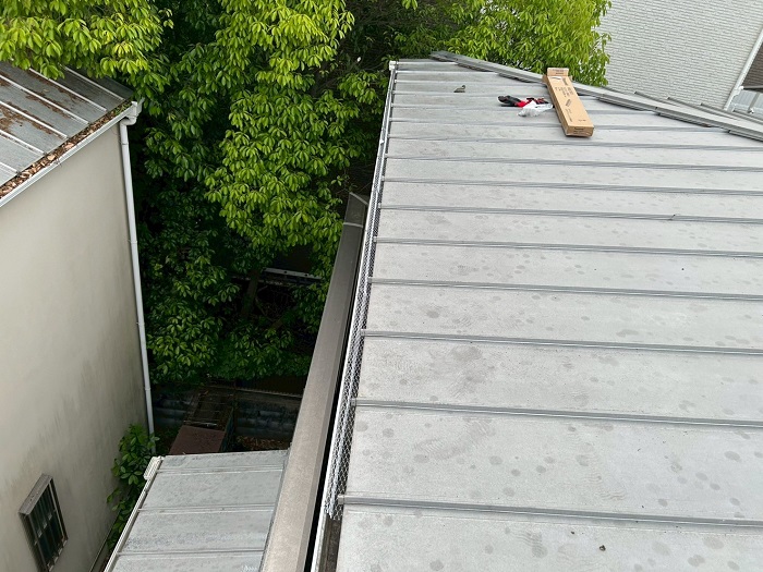 宝塚市で雨樋からの水漏れを解消するために落ち葉除けネットを取り付けた後の様子