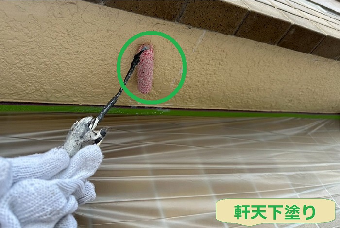 加古郡播磨町で軒天の塗り替えを行う現場で下塗り