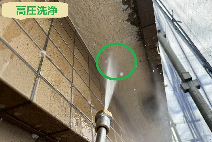 加古郡播磨町で軒天の塗り替えを行う現場で高圧洗浄
