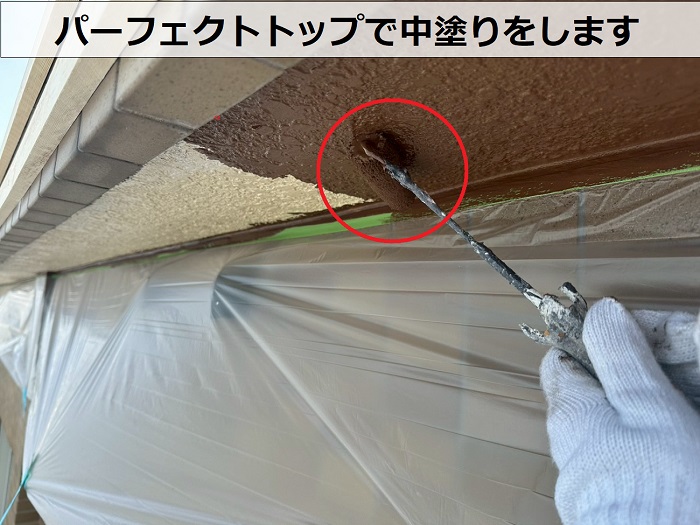 加古郡播磨町で剥がれのある軒天を部分塗装で中塗り