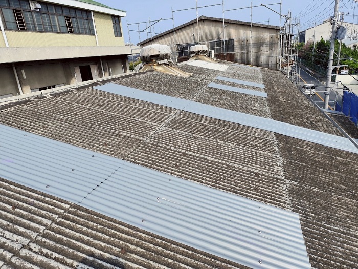 加古郡播磨町で自然災害により穴あきが発生した波型スレート屋根の部分修理を行った後の様子