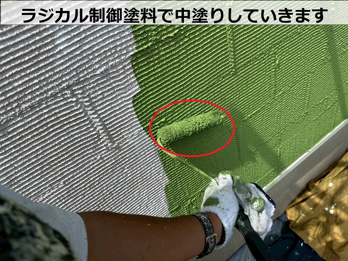 神戸市北区で日本ペイントのラジカル制御を用いて戸建ての外壁塗り替えを行った現場で中塗り