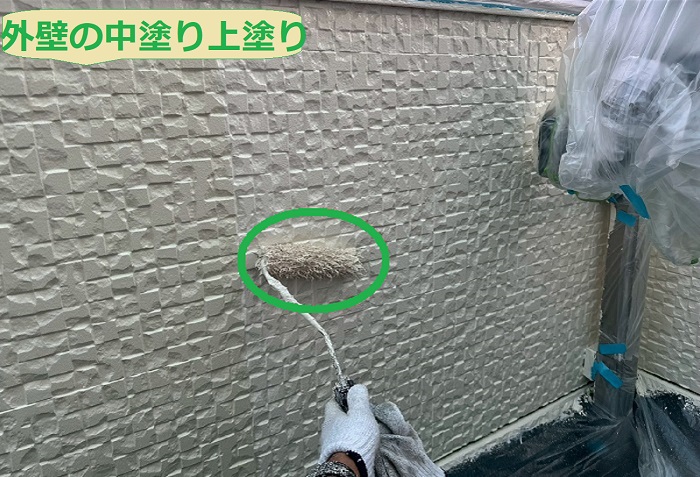 外壁の中塗りと上塗り