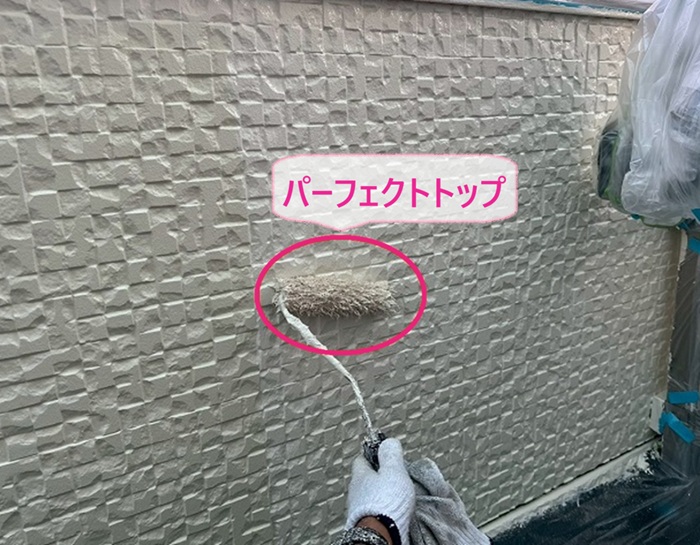 木造2階住宅の外装改修でパーフェクトトップを塗っている様子