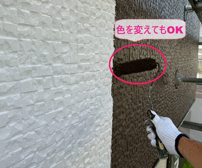 外装改修のサイディング再生塗装で部分的に色を変えて塗っている様子