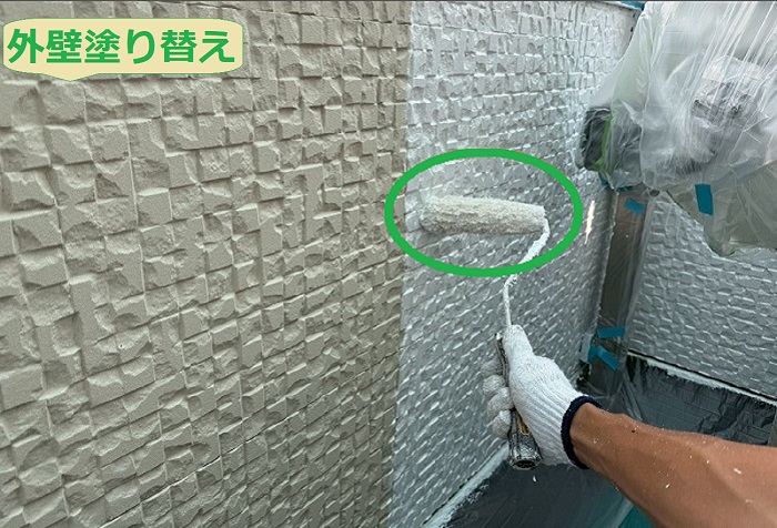 神戸市垂水区で2階建ての外壁塗り替えとしてパーフェクトトップを使用する現場で下塗り
