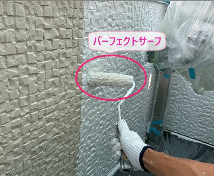 木造2階住宅の外装改修でパーフェクトサーフを下塗りしている様子