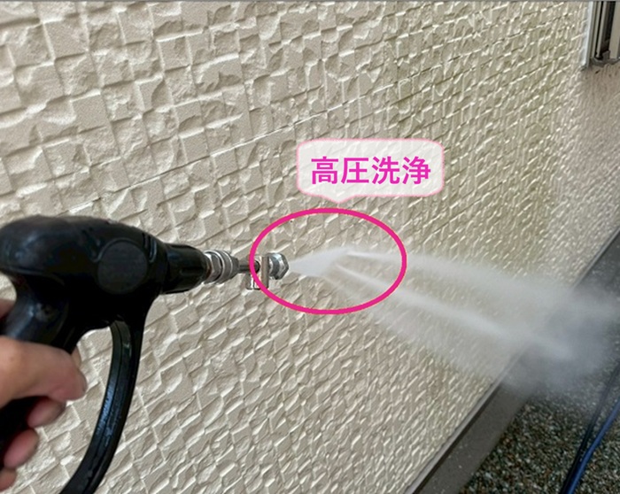 木造2階住宅の外装改修で外壁を高圧洗浄をしている様子