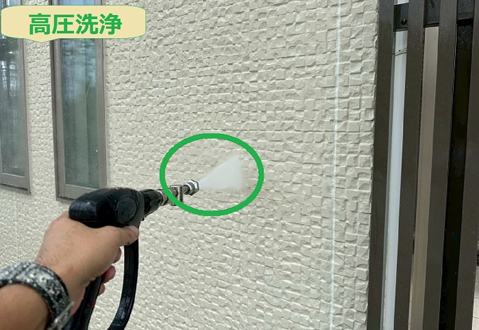 神戸市垂水区で2階建ての外壁塗り替えとしてパーフェクトトップを使用する現場で高圧洗浄