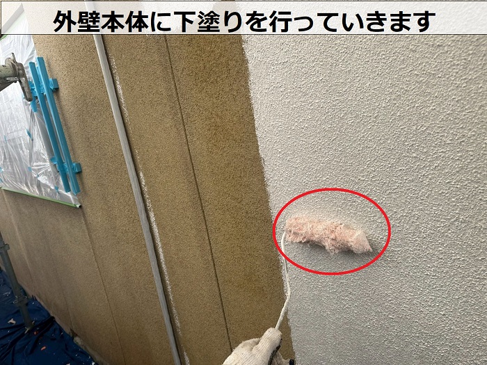 たつの市で日本ペイントのパーフェクトトップを用いて木造戸建ての外壁リフォームを行う現場で下塗り