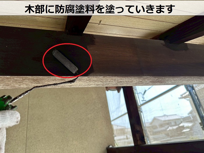 木部に防腐塗料を塗っている様子