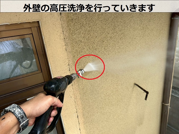 たつの市で日本ペイントのパーフェクトトップを用いて木造戸建ての外壁リフォームを行う現場で高圧洗浄