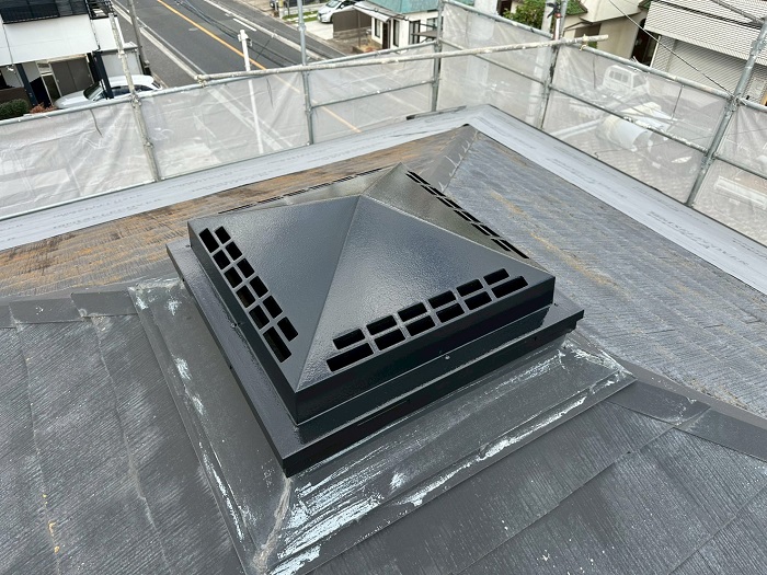 三木市で戸建ての屋根上換気塔の錆防止対策として部分塗装工事を行った後の様子