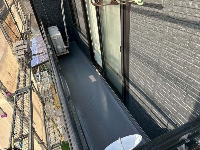 神戸市西区でベランダ塩ビシート防水のメンテナンスとしてVTコートを塗った後の様子