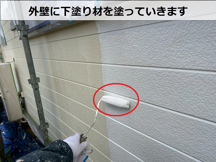 加古郡稲美町でプレミアムシリコンを用いた外壁塗装工事を行った現場で下塗り