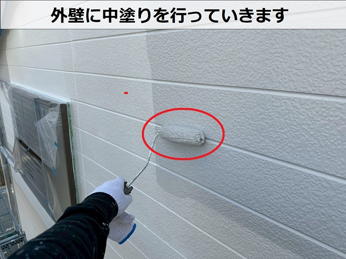 加古郡稲美町でプレミアムシリコンを用いた外壁塗装工事を行った現場で中塗り