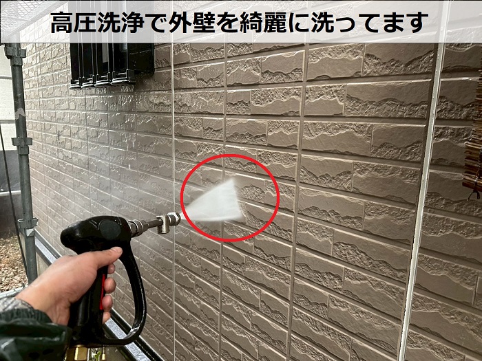 明石市でプレミアムシリコンを用いて外壁塗装工事　高圧洗浄
