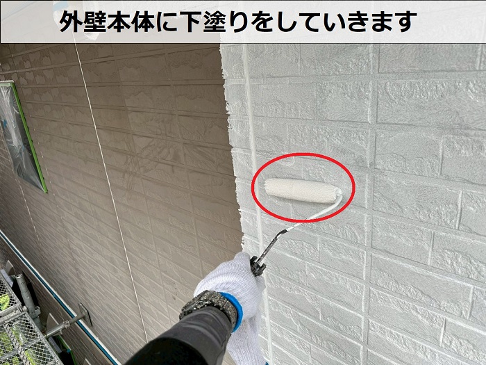 明石市でプレミアムシリコンを用いて外壁塗装工事　下塗り