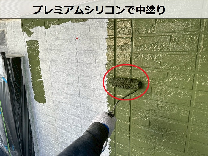 明石市でプレミアムシリコンを用いて外壁塗装工事　中塗り