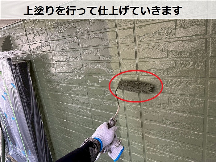 明石市でプレミアムシリコンを用いて外壁塗装工事　上塗り