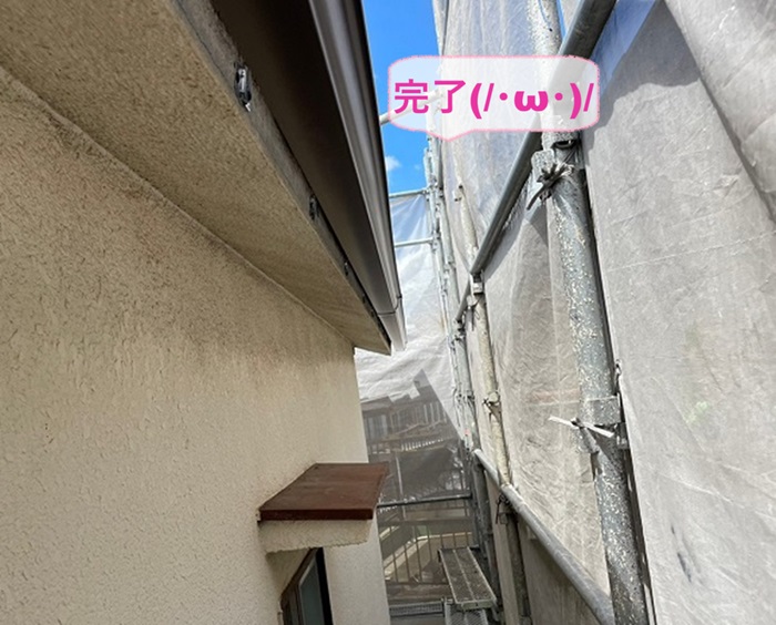 小野市の雨樋リフォームで半丸樋をパナソニック製の塩ビ鋼板軒樋に取り替えが完了した現場の様子