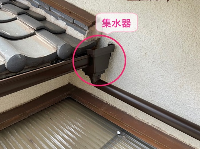 小野市の雨樋リフォームで排水部分に集水器を取り付けている様子