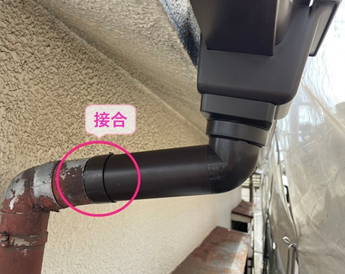 雨樋リフォームの最後に集水器と既存の竪樋を接合している様子