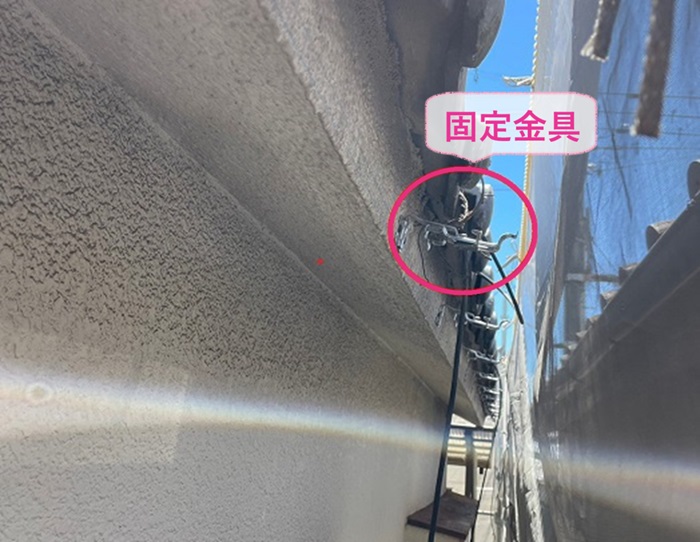 小野市の雨樋リフォームで新しい固定金具を取り付けている様子