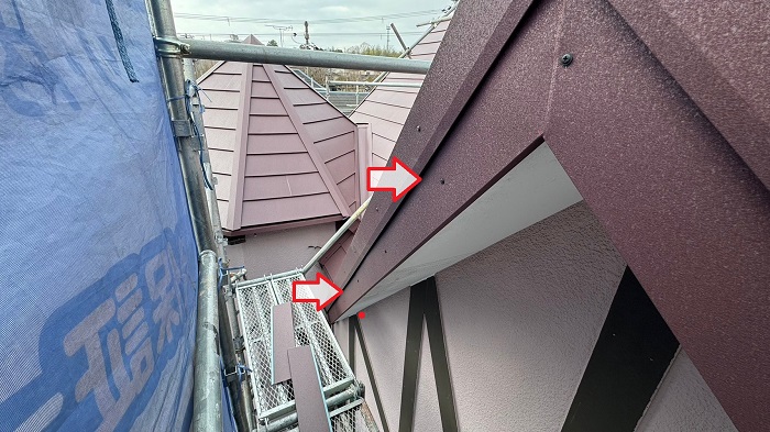 破風板に板金を巻いた様子