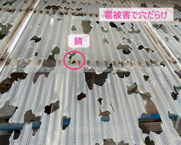 波板交換する既存の2階ストックヤード屋根が雹害で穴が開いて固定具も錆びている様子