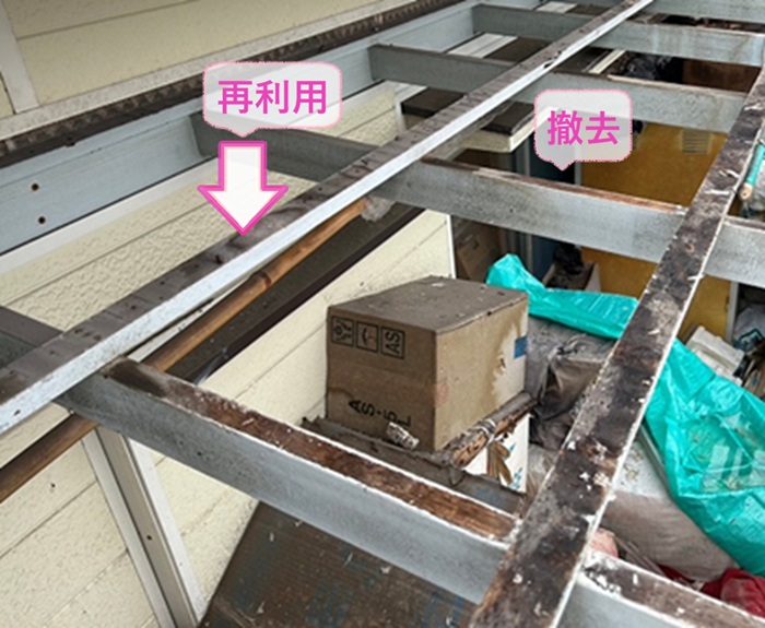 2階ストックヤード屋根の波板交換で既存の波板を撤去して木下地を再利用している様子