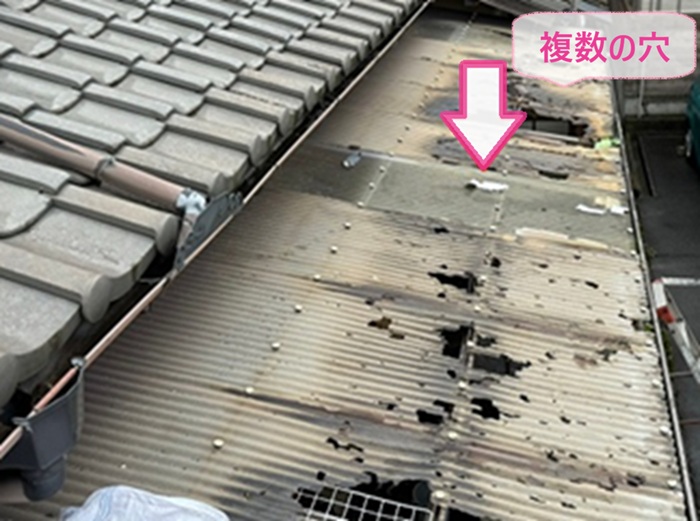 ストックヤード屋根の波板張り替えで既存の波板に複数の穴が開いている様子
