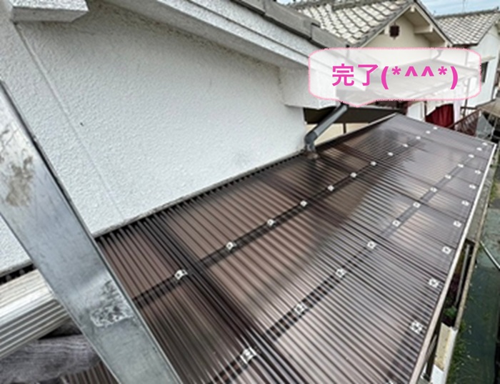 神戸市兵庫区でタキロン製ポリカ波板でベランダ屋根の交換が完了した現場の様子