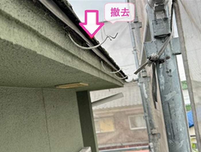 戸建て住宅の雨どい交換で既存の軒どいを撤去している様子