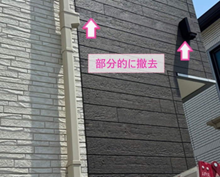 縦排水管の取り替えで壊れた竪樋を部分的に撤去している様子