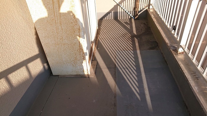 ひび割れのあるベランダ