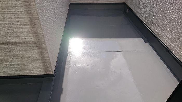 神戸市兵庫区でベランダ塩ビシートの低価格なメンテナンスとしてVTコートを使用する工事完了