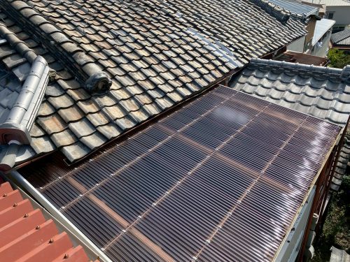 一部葺き戻しした屋根と交換した波板