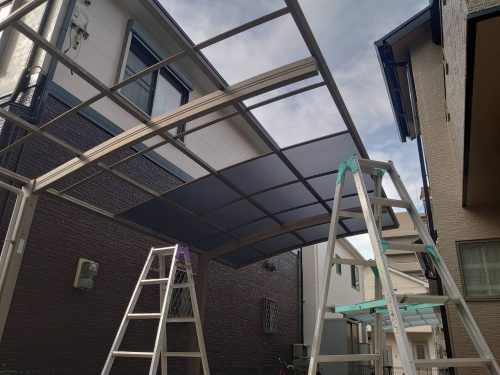 カーポート屋根を貼り替えている様子
