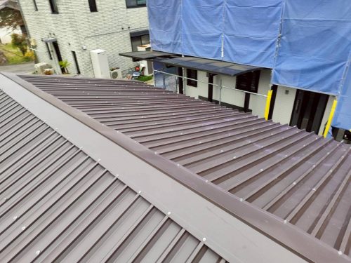 カバー工法した倉庫屋根