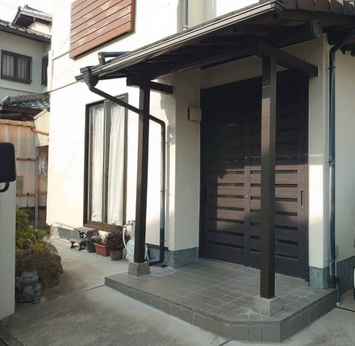 玄関柱を交換した様子