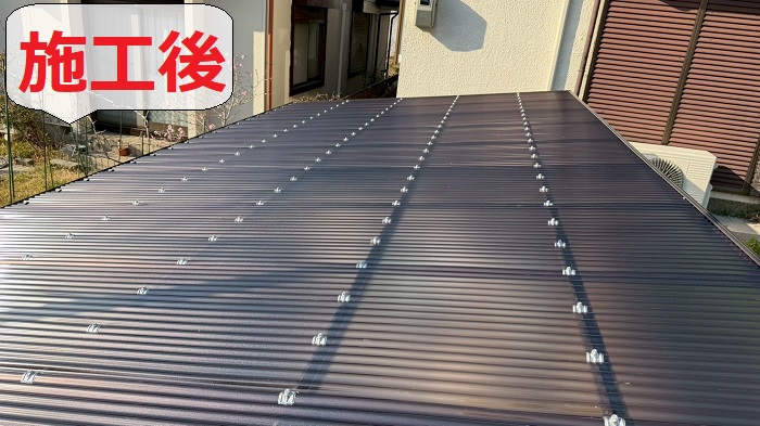 加古郡播磨町で駐車場の波板屋根をタキロン製のポリカ波板へ貼り替え工事を行った後の様子