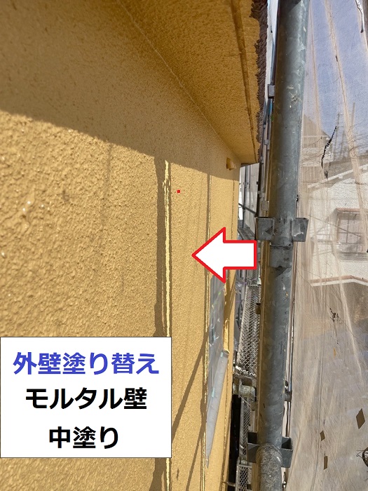 神戸市垂水区でのモルタル壁塗り替えで中塗り