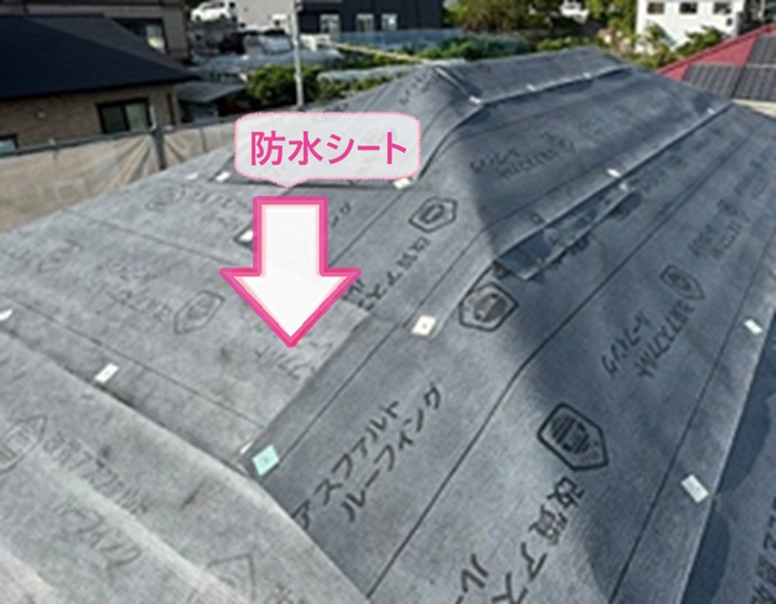 スレート屋根の重ね葺きで防水シートを貼っている様子
