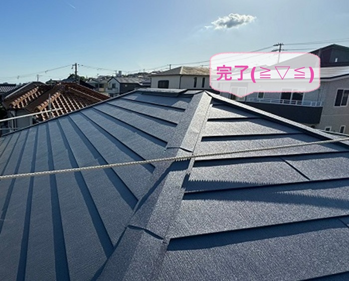 小野市で断熱性を高めるスレート屋根の重ね葺きが完了した現場の様子