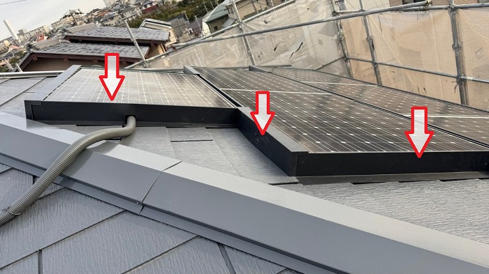 太陽光パネルの隙間をふさいだ様子