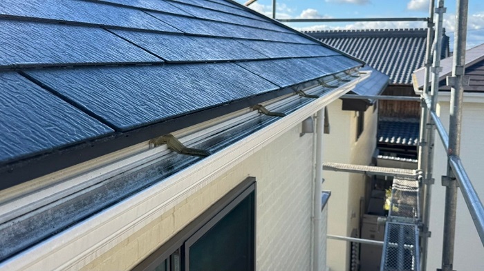 劣化した樹脂金具の軒樋