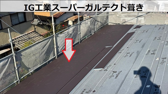 加古郡播磨町で大和ハウスアパートのスレート屋根へカバー工事する現場でスーパーガルテクト葺き