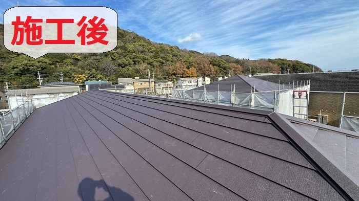 加古郡播磨町でアパート屋根のカバー工法で金属屋根を葺いた後の様子