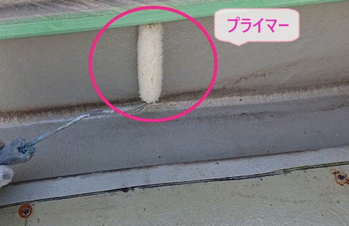 姫路市のバルコニー防水工事でプライマーを塗っている様子
